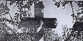 Krzyż nagrobny o ściętych krawędziach z rzeźbionymi liśćmi akantu, na dwustopniowym cokole. Ramiona krzyża zakończone ostrosłupowo. Z przodu płycina z rytą inskrypcją.