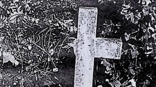 Nagrobek oznaczony prostym krzyżem na cokole z utrąconym lewym ramieniem. Cokół prostokątny z profilowanymi dolnymi i ściętymi górnymi krawędziami. Z przodu prostokątna płycina z inskrypcją.