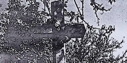 Miejsce pochówku oznaczone krzyżem na cokole. Krzyż ma ścięte krawędzie i wieniec kwiatowy. Cokół dwustopniowy z marmurową tablicą z inskrypcją z przodu.