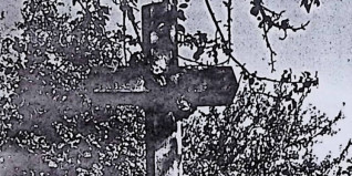 Miejsce pochówku oznaczone krzyżem na cokole. Krzyż ma ścięte krawędzie i wieniec kwiatowy. Cokół dwustopniowy z marmurową tablicą z inskrypcją z przodu.