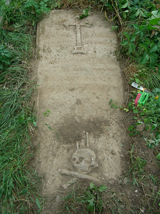 Tombstone of Antoni and [...] von Halvanÿ, Zaleszczyki cemetery, as of 2019.