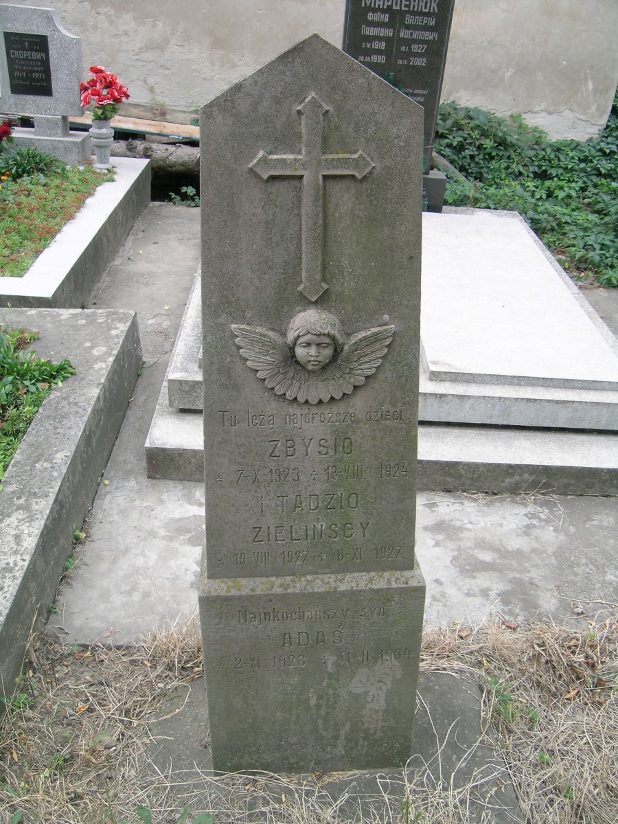 Tombstone of Adam, Tadeusz and Zbigniew Zielinski, Zaleszczyki cemetery, as of 2019.