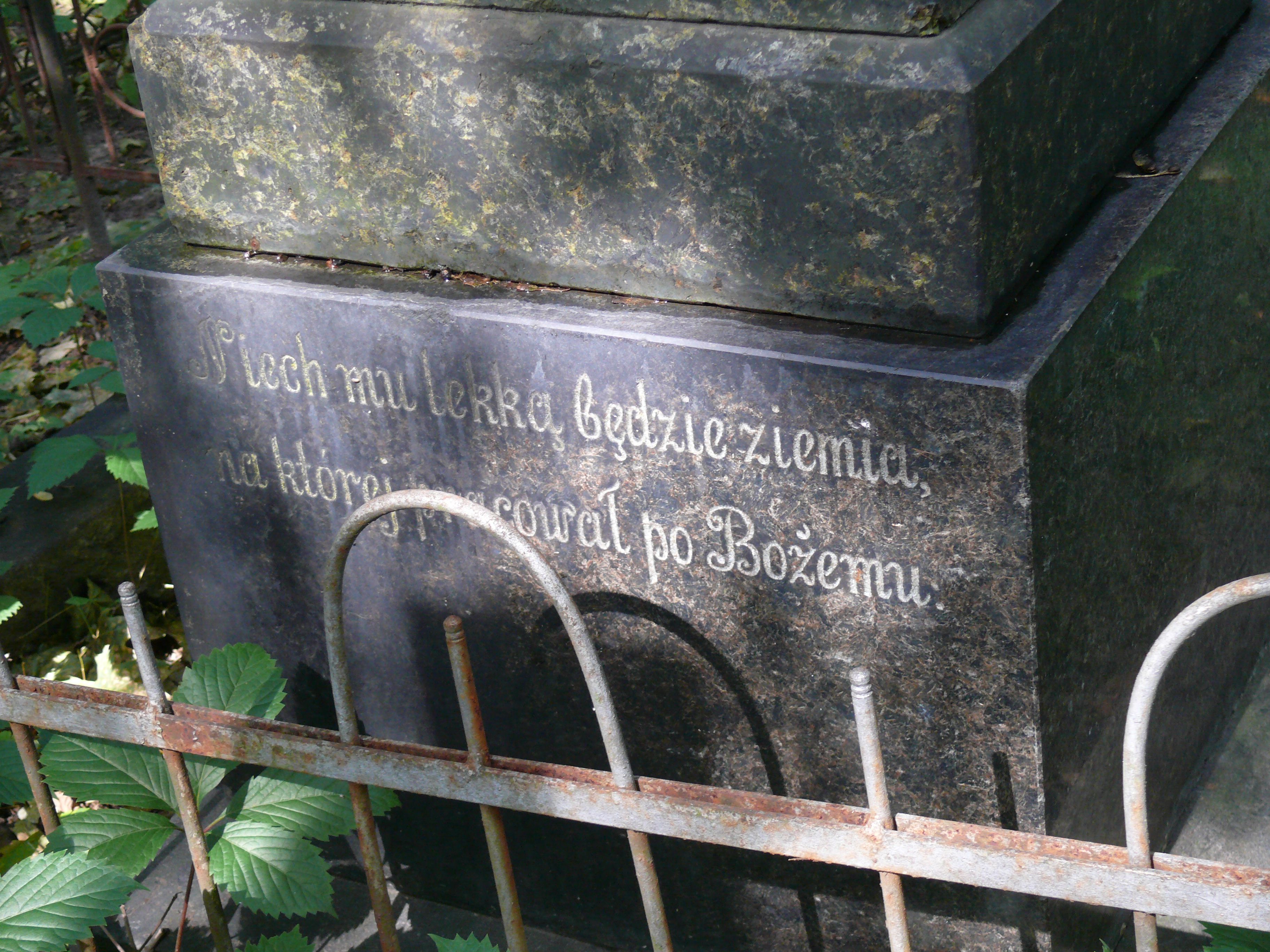 Fragment nagrobka Stefana Ejsmonta, cmentarz Bajkowa w Kijowie, stan z 2021