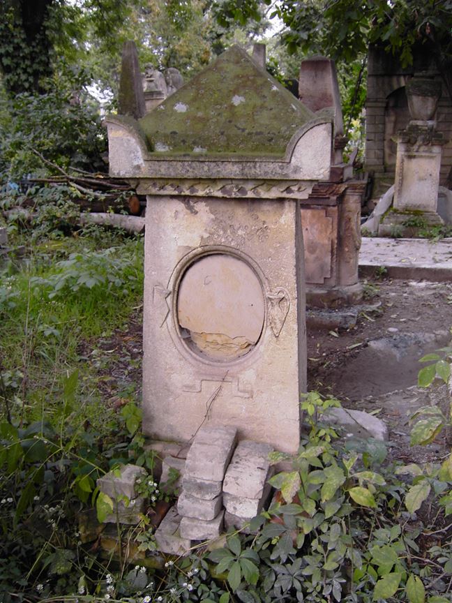 Tombstone of Celina Jasinska, cemetery in Zaleszczyki, state from 2005