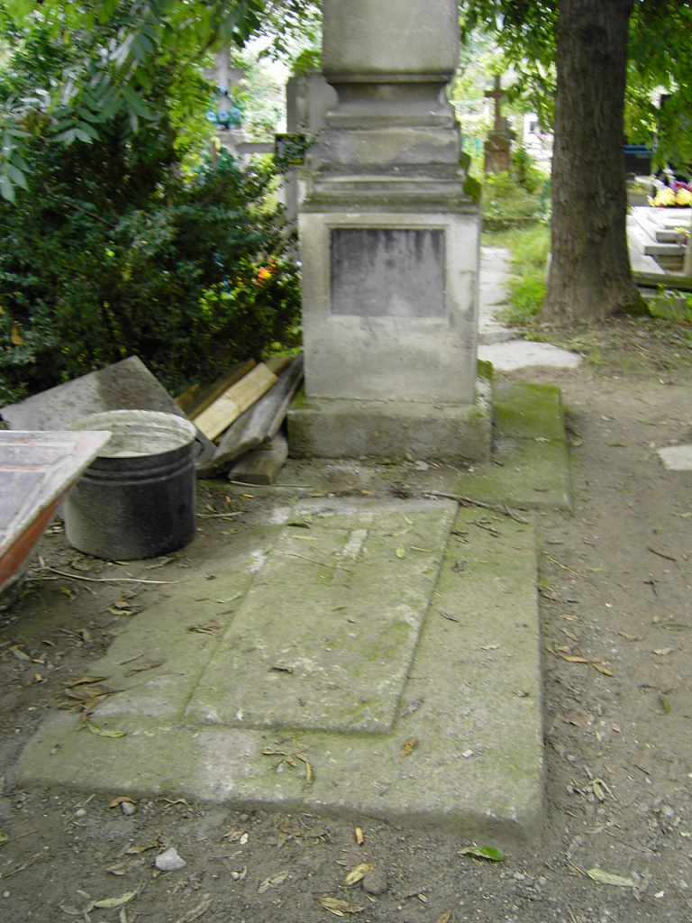 Tombstone of Anna Jourets, Zaleszczyki cemetery, as of 2019.