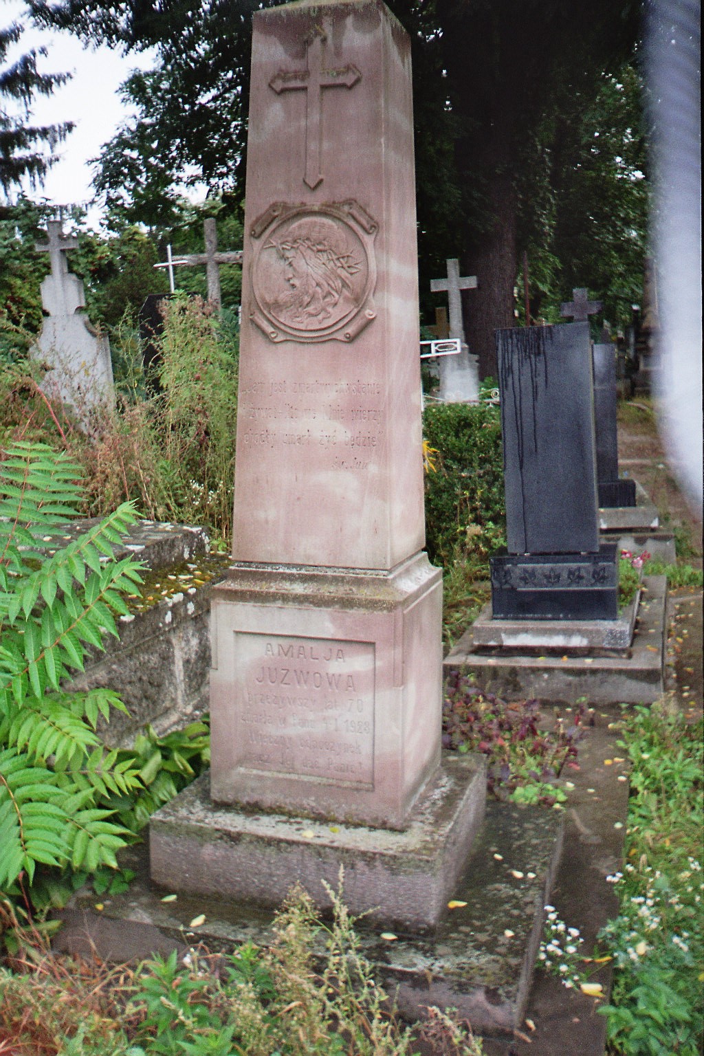 Tombstone of Amalia and Stanislav Juzw, Zaleszczyki cemetery, as of 2005.
