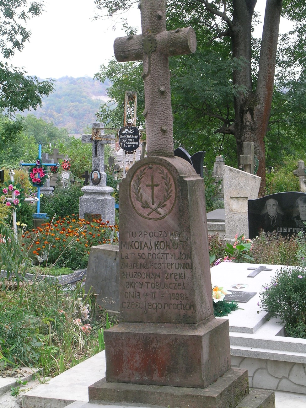 Nagrobek Mikołaja Kohuta, cmentarz w Zaleszczykach, stan z 2019 r.