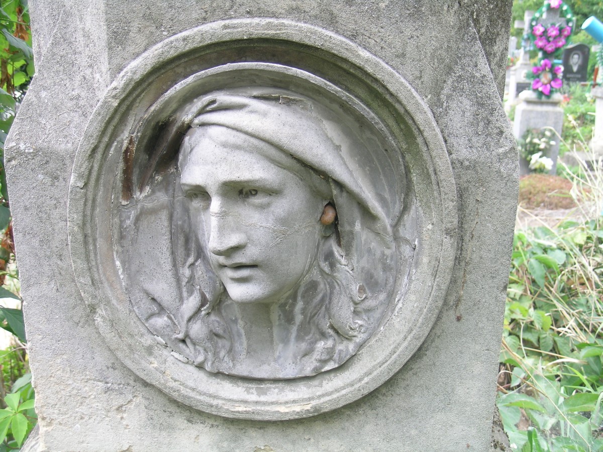 Nagrobek Olimpii Kulesińskiej, cmentarz w Zaleszczykach, stan z 2019 r.