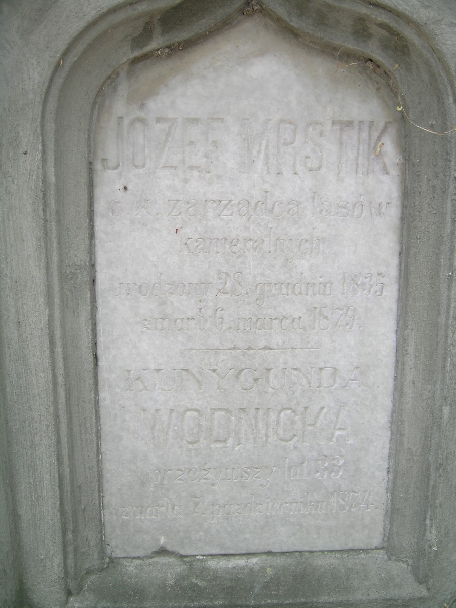 Nagrobek Józefa Mrstika i Kunegundy Wodnickiej, cmentarz w Zaleszczykach, stan z 2019 r.