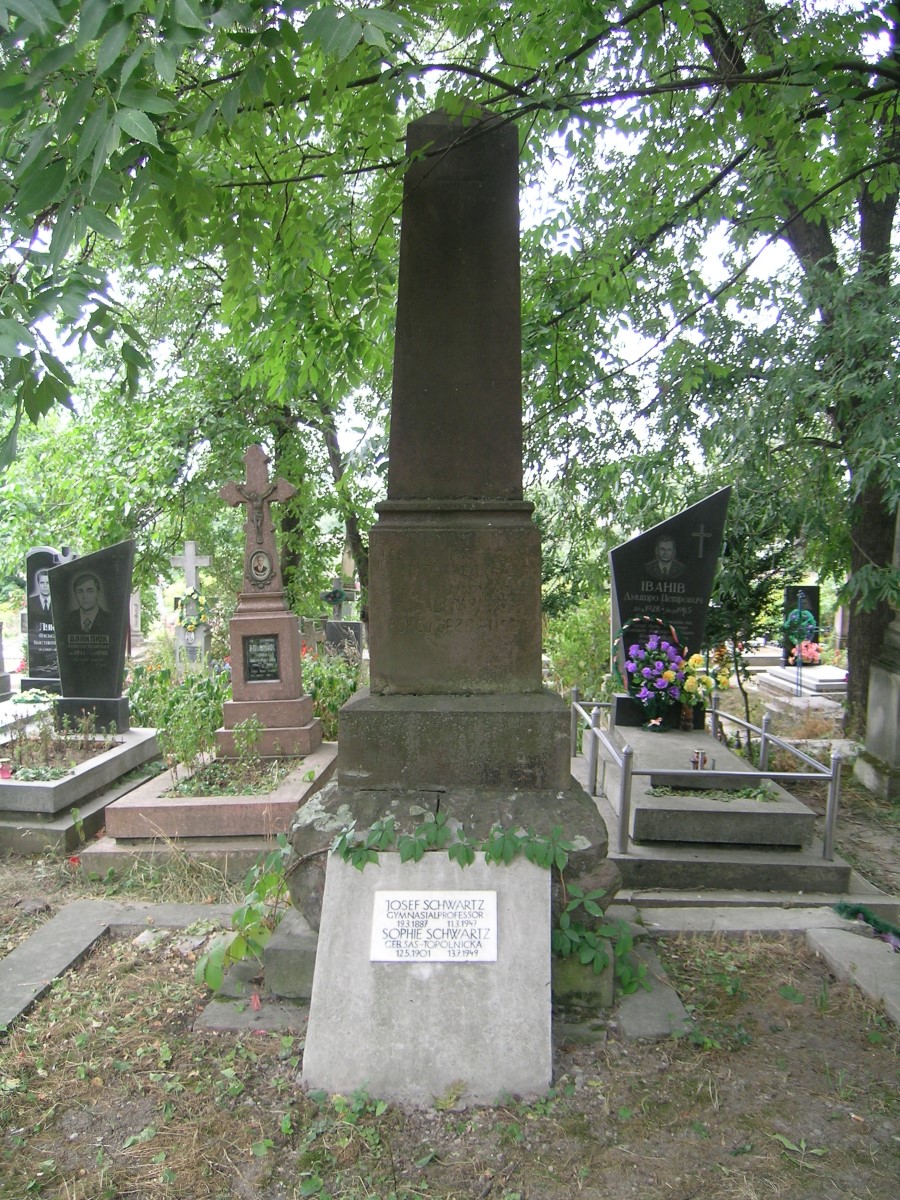 Tombstone of Helena and Antoni Topolnicki, Josef and Sophie Schwartz, Zaleszczyki cemetery, as of 2019.