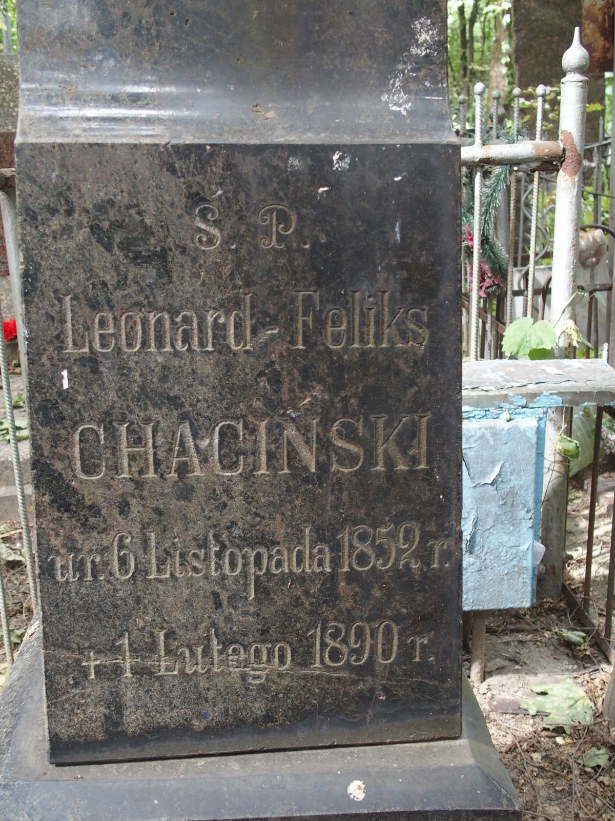 Fragment of the tombstone of Leonard Felix Chacinsky, Bajkova cemetery, Kyiv, as of 2021