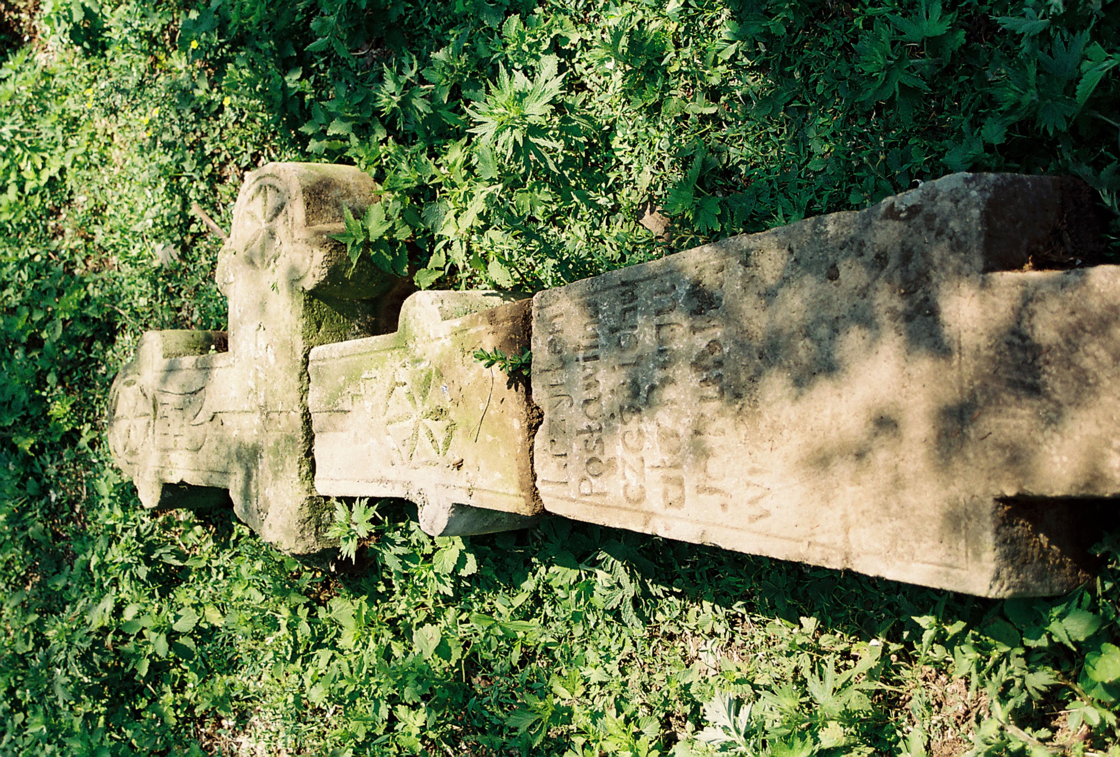 Votive cross, cemetery in Wysuczka, 2004