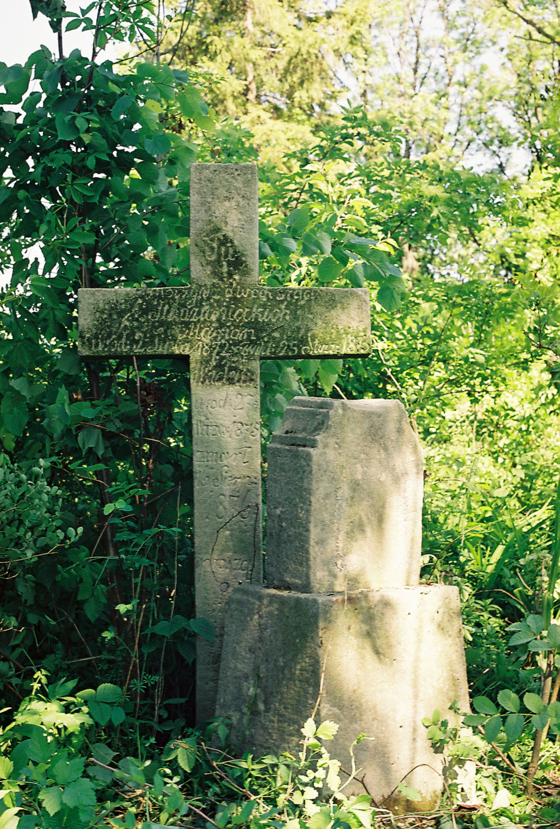 Nagrobek Mariana i Wacława Mazanickich, cmentarz w Burdiakowcach, 2004