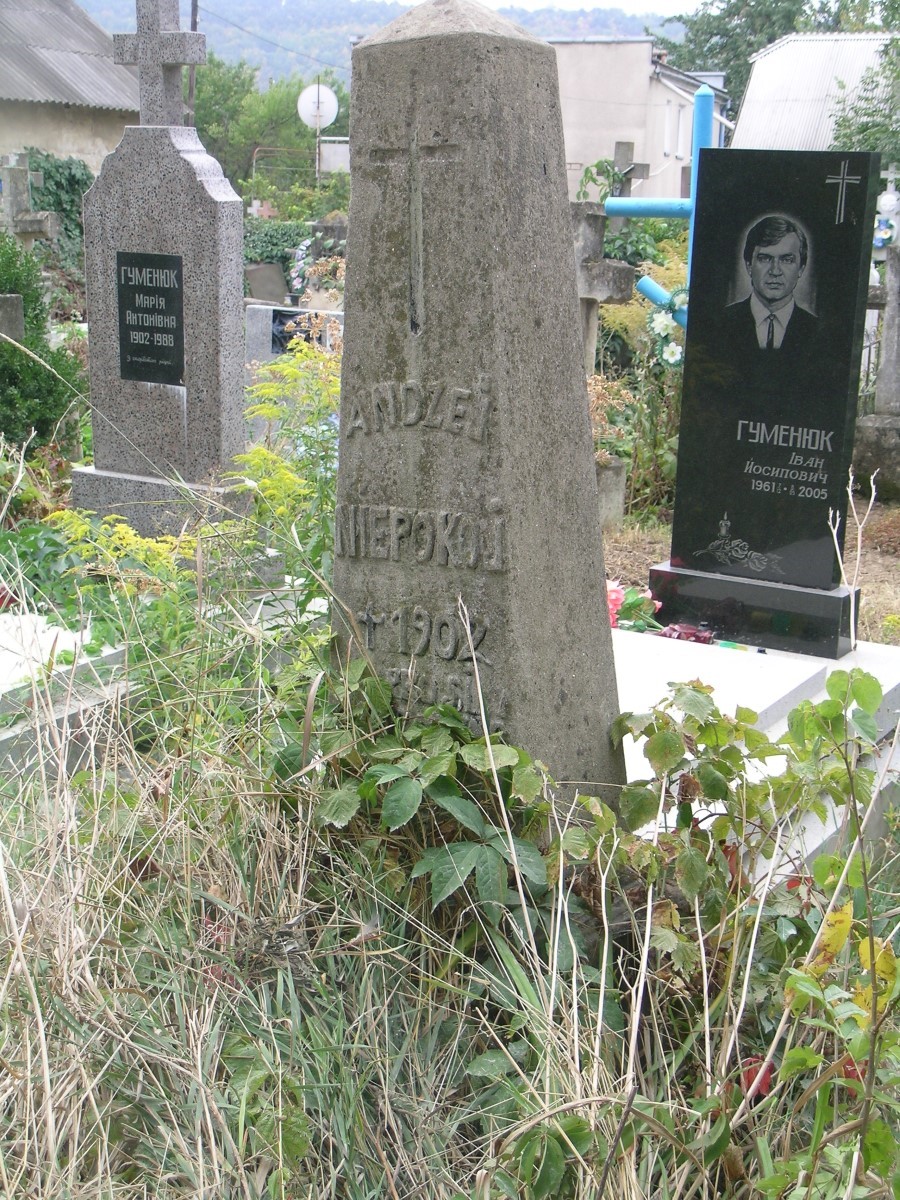 Tombstone of Andrew Niepokoy, Zaleszczyki cemetery, as of 2019.