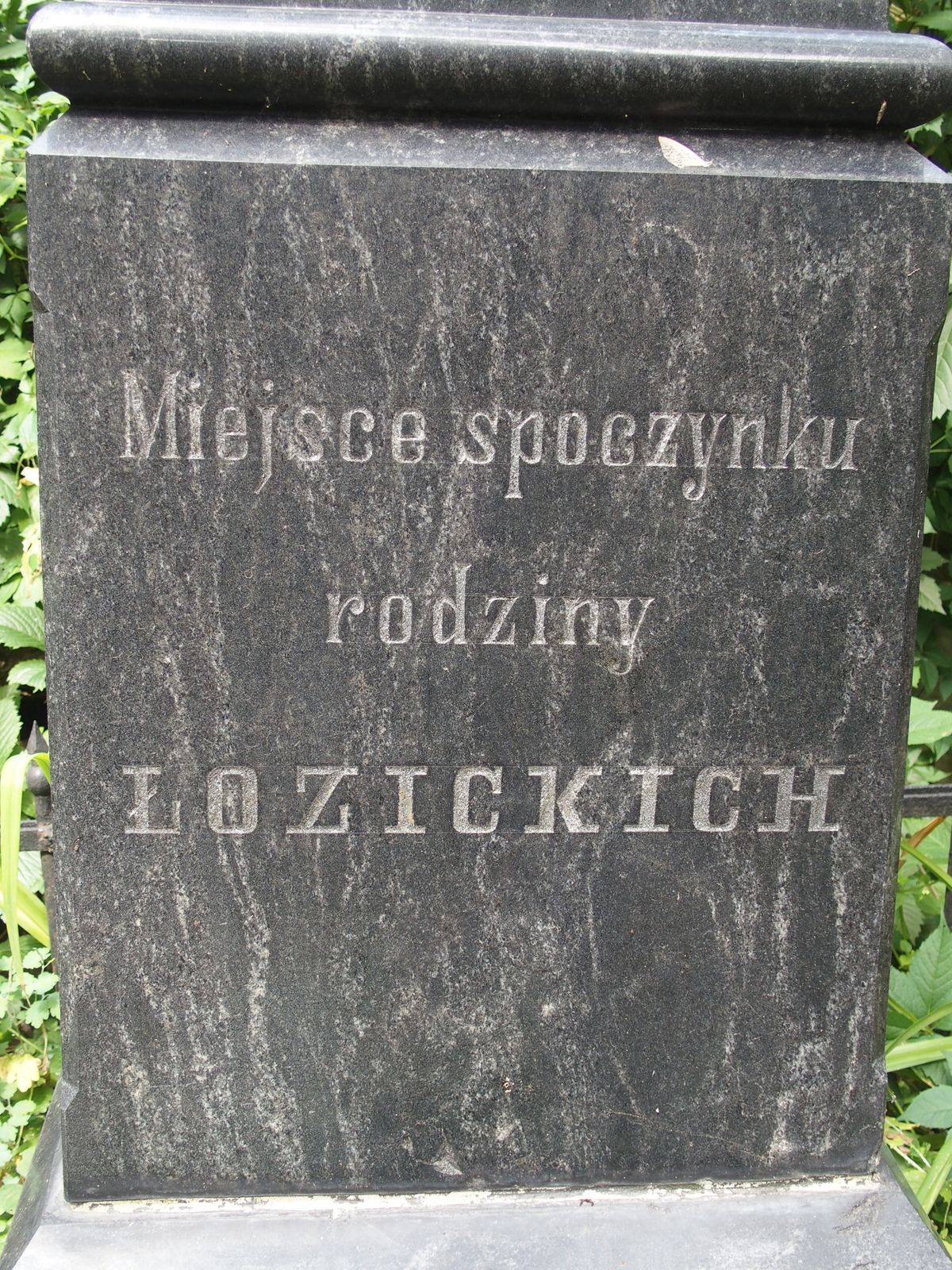 Fragment nagrobka rodziny Łozickich, cmentarz Bajkowa w Kijowie, stan z 2021