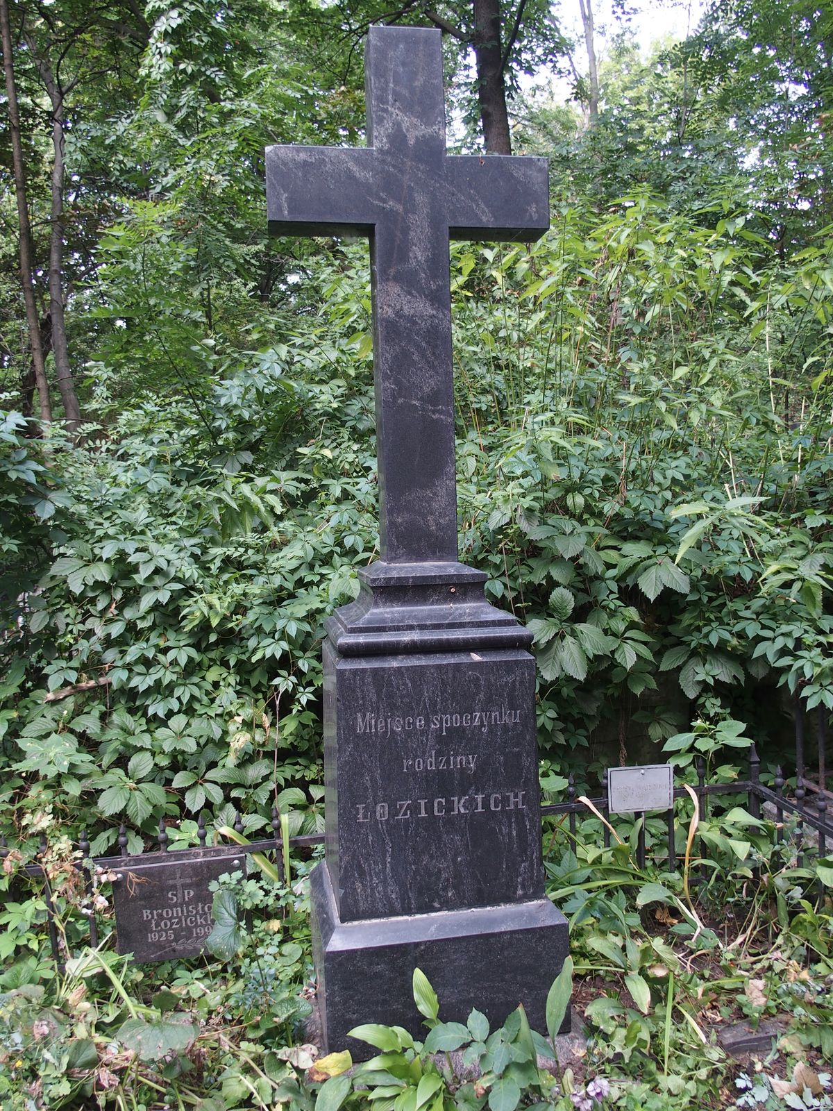 Grób rodziny Łozickich, cmentarz Bajkowa w Kijowie, stan z 2021