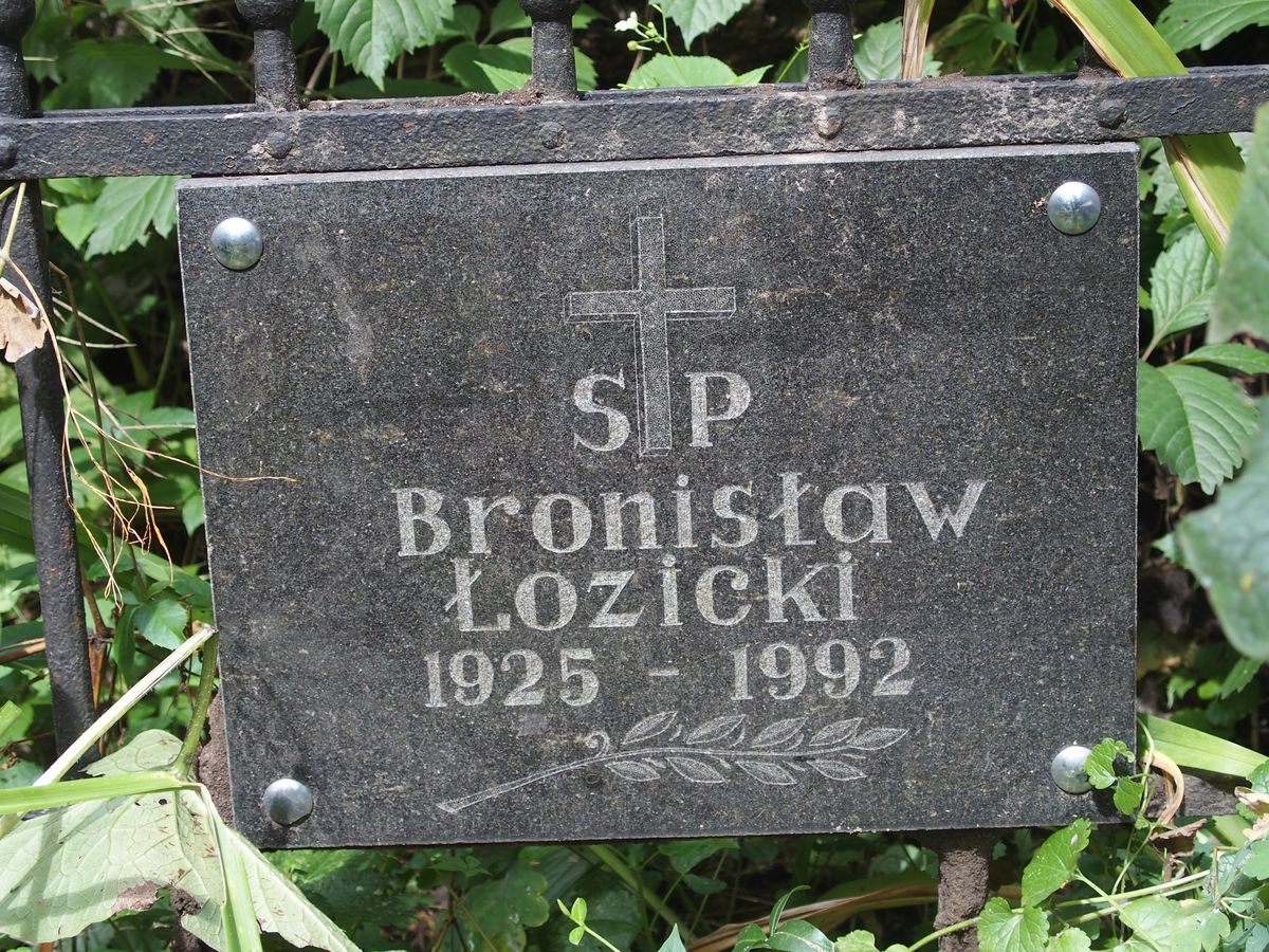 Plaque commemorating Bronislav Lozitsky, grave of the Lozitsky family, Bajkova cemetery in Kiev, as of 2021