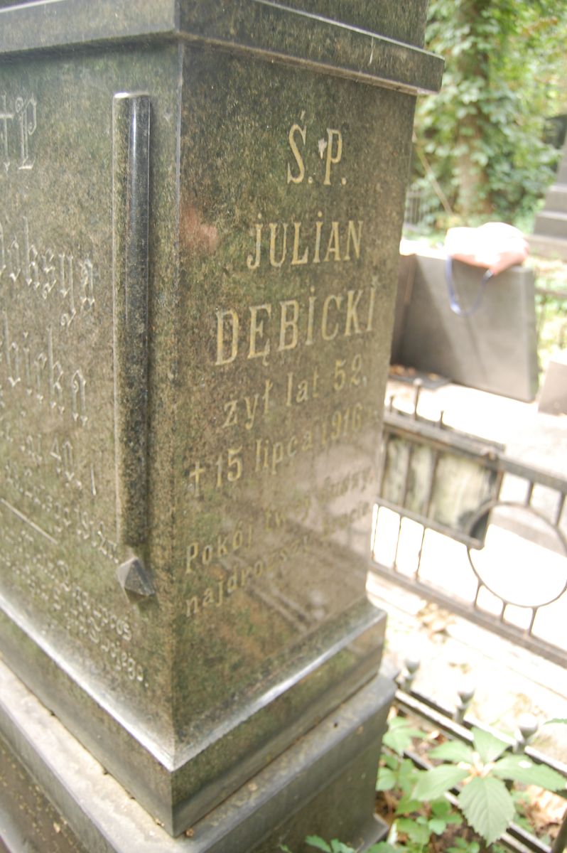 Fragment of a tombstone of the Debitskiy family, Bajkova cemetery in Kiev, as of 2021