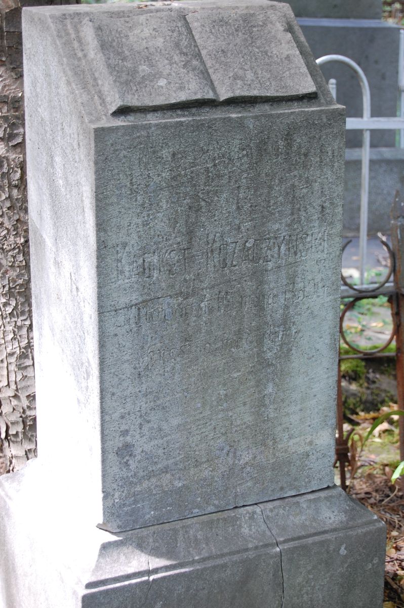 Fragment nagrobka Kaliksta Kozaczyńskiego, cmentarz Bajkowa w Kijowie, stan z 2021