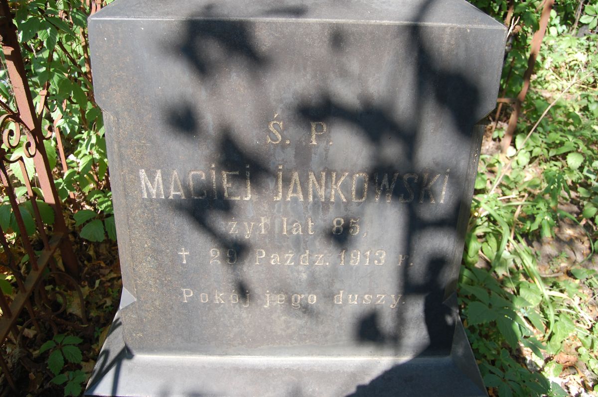 Fragment nagrobka Marii i Macieja Jankowskich, cmentarz Bajkowa w Kijowie, stan z 2021