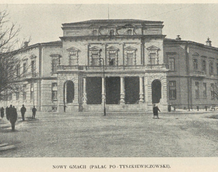 Historyczna fotografia Pałacu Tyszkiewiczów w Wilnie, z neoklasyczną fasadą z kolumnami i łukowatymi oknami. Ludzie spacerują po ulicy przed budynkiem.
