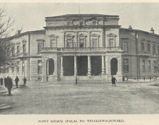 Historyczna fotografia Pałacu Tyszkiewiczów w Wilnie, z neoklasyczną fasadą z kolumnami i łukowatymi oknami. Ludzie spacerują po ulicy przed budynkiem.