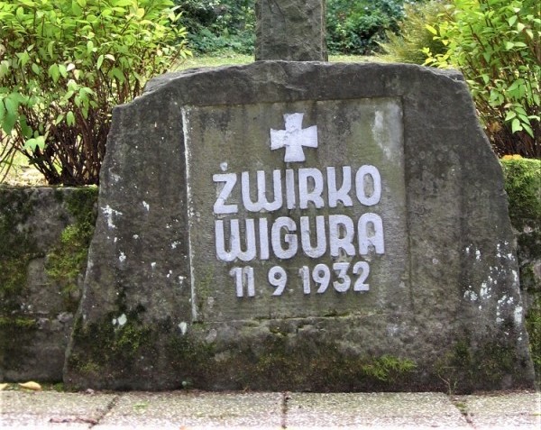 Croix (réplique) sur piédestal (conservée) sur le site de la mort tragique des pilotes Franciszek Żwirka et Stanisław Wigura à Żwirkowisko, vers 1932, Cierlicko, République tchèque