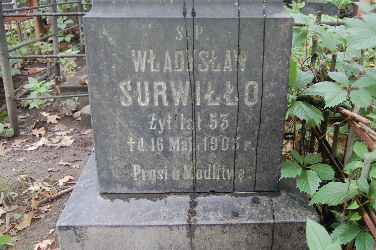 Fragment nagrobka Władysława Surwiłło, cmentarz Bajkowa w Kijowie, stan z 2021