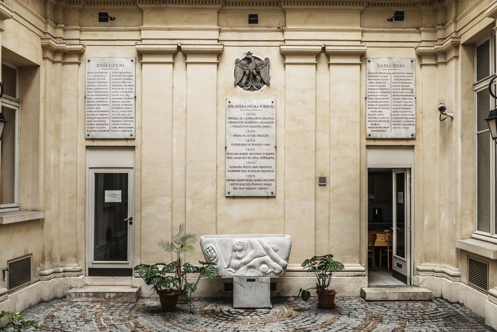 Fotografia przedstawiająca Polish Library in Paris