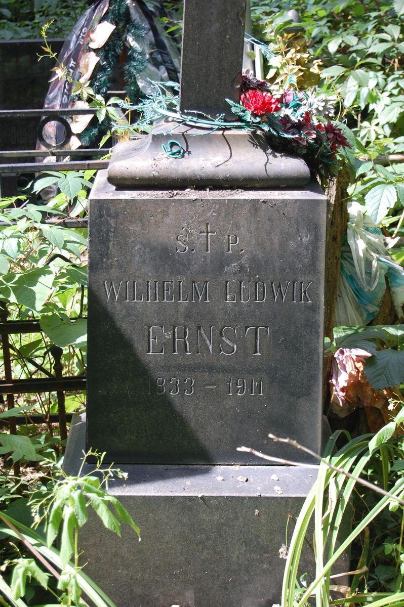 Tombstone of Wilhelm Ernst, as of 2022