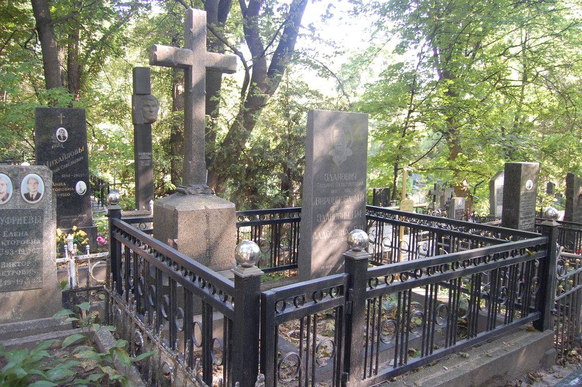 Tombstone of Albert Broniuszec- Recki, as of 2022.