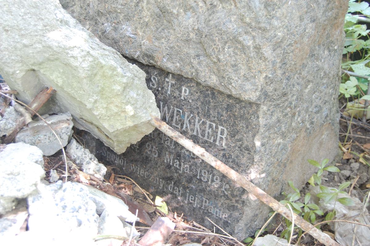 Tombstone of Hala Wekker, as of 2022