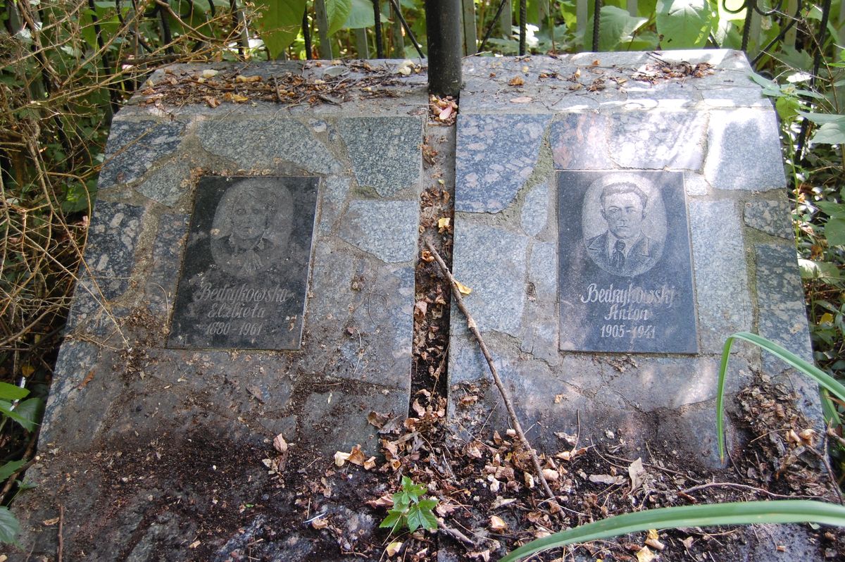 Tombstone of Anton and Elisabeth Bedrykowski, as of 2022
