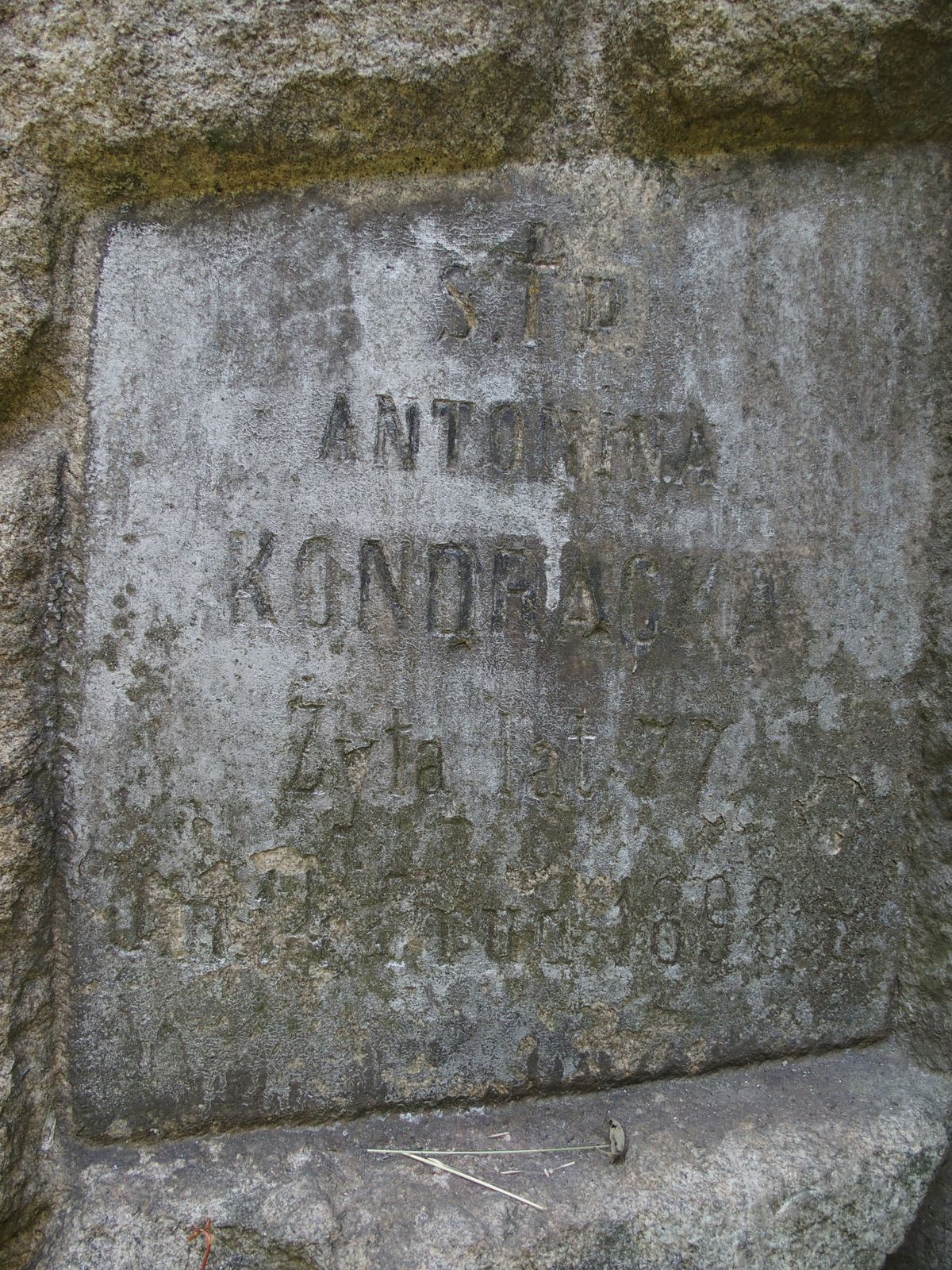 Napis z nagrobka Antoniny Kondrackiej, cmentarz Bajkowa w Kijowie, stan z 2021