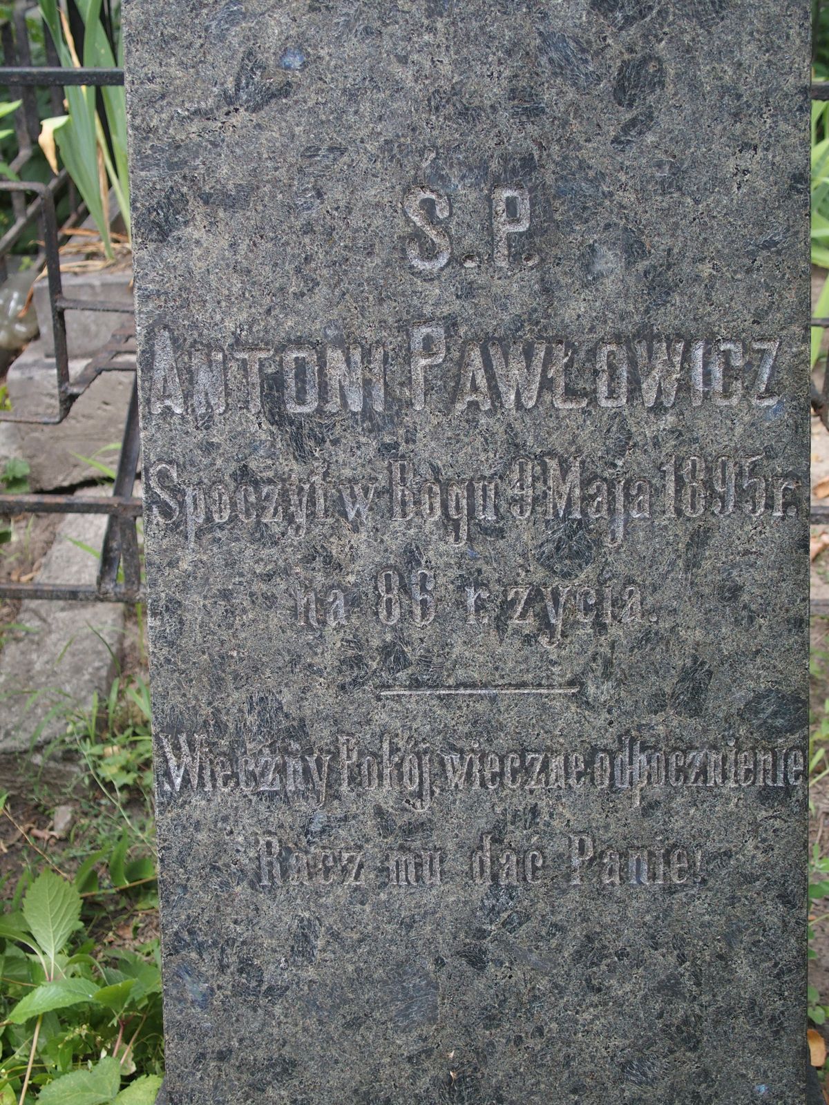 Napis z nagrobka Antoniego Pawłowicza, cmentarz Bajkowa w Kijowie, stan z 2021