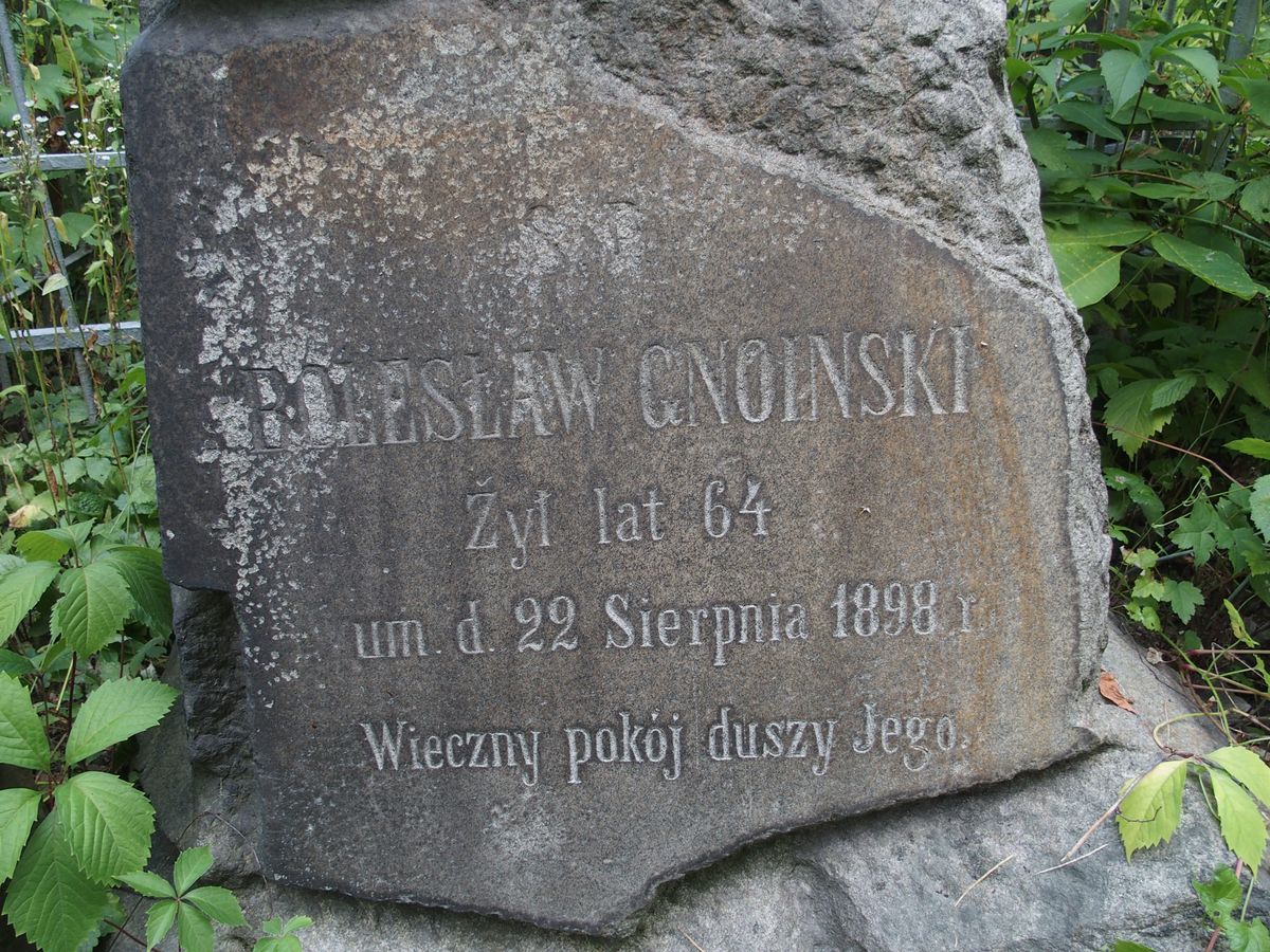 Napis z nagrobka Bolesława Gnoinskiego, cmentarz Bajkowa w Kijowie, stan z 2021