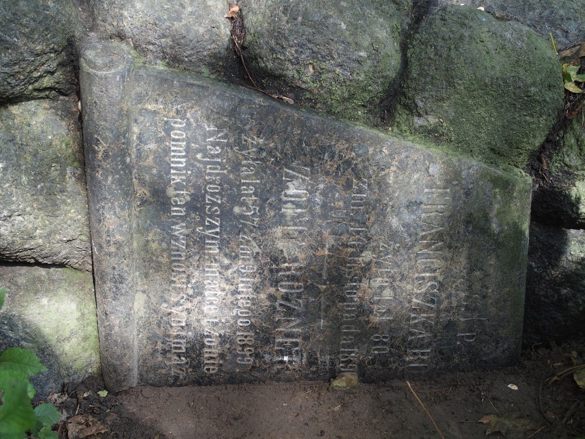 Inscription from the gravestone of Franciszka Rozner and Zofia Rozner, Bajkova cemetery in Kiev, as of 2021