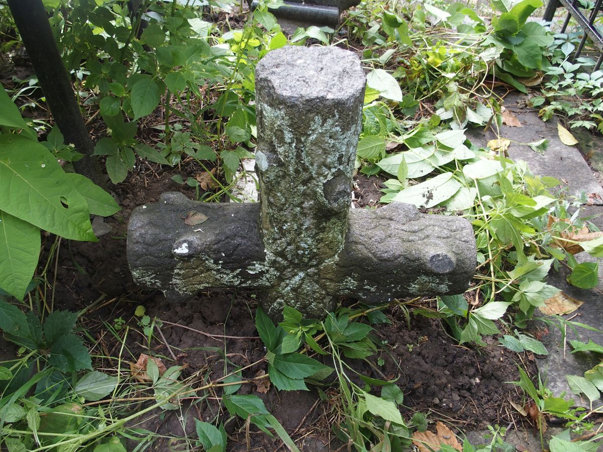 Cross from the gravestone of Nina Tomasevskaya, Bajkova cemetery in Kyiv, as of 2021
