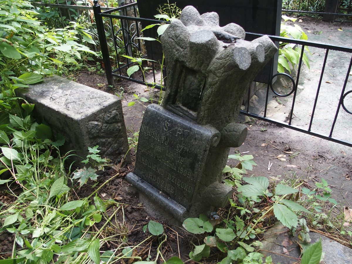 Tombstone of Nina Tomashevskaya, Bajkova cemetery in Kiev, 2021