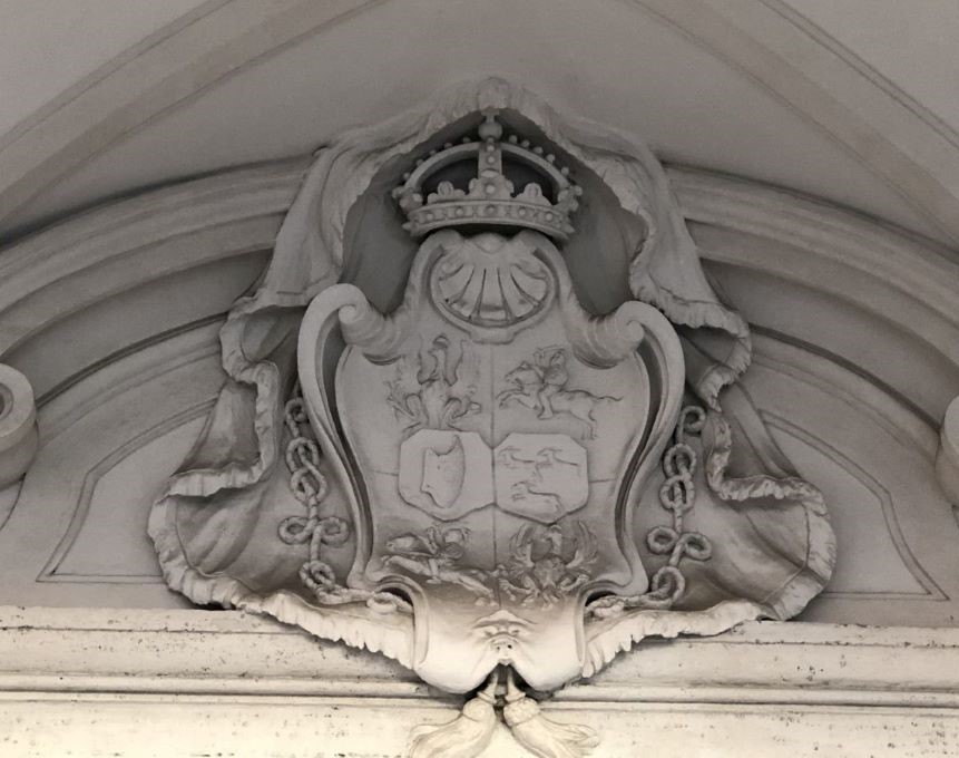 Cartouche des armoiries du portail tempietta de Maria Kazimiera, probablement conçu par Filippo Juvarry, 1711, Rome, Italie