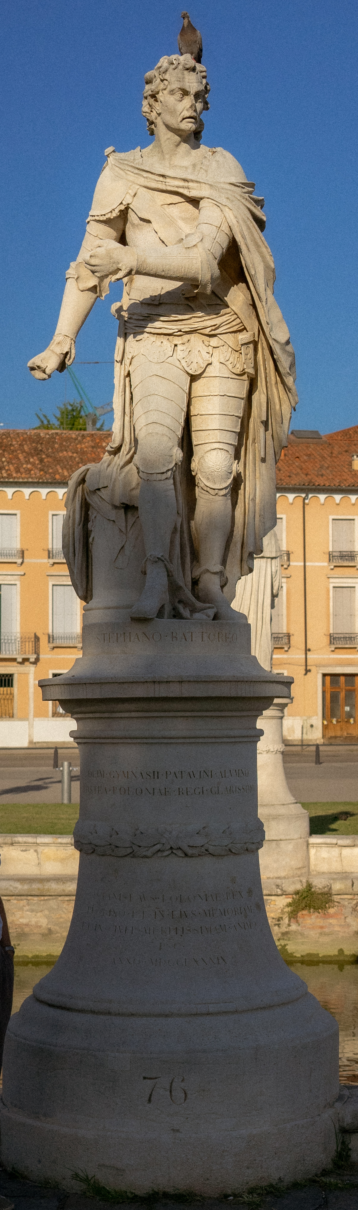 Fotografia przedstawiająca Pomniki Stefana Batorego i Jana III Sobieskiego na Prato della Valle w Padwie