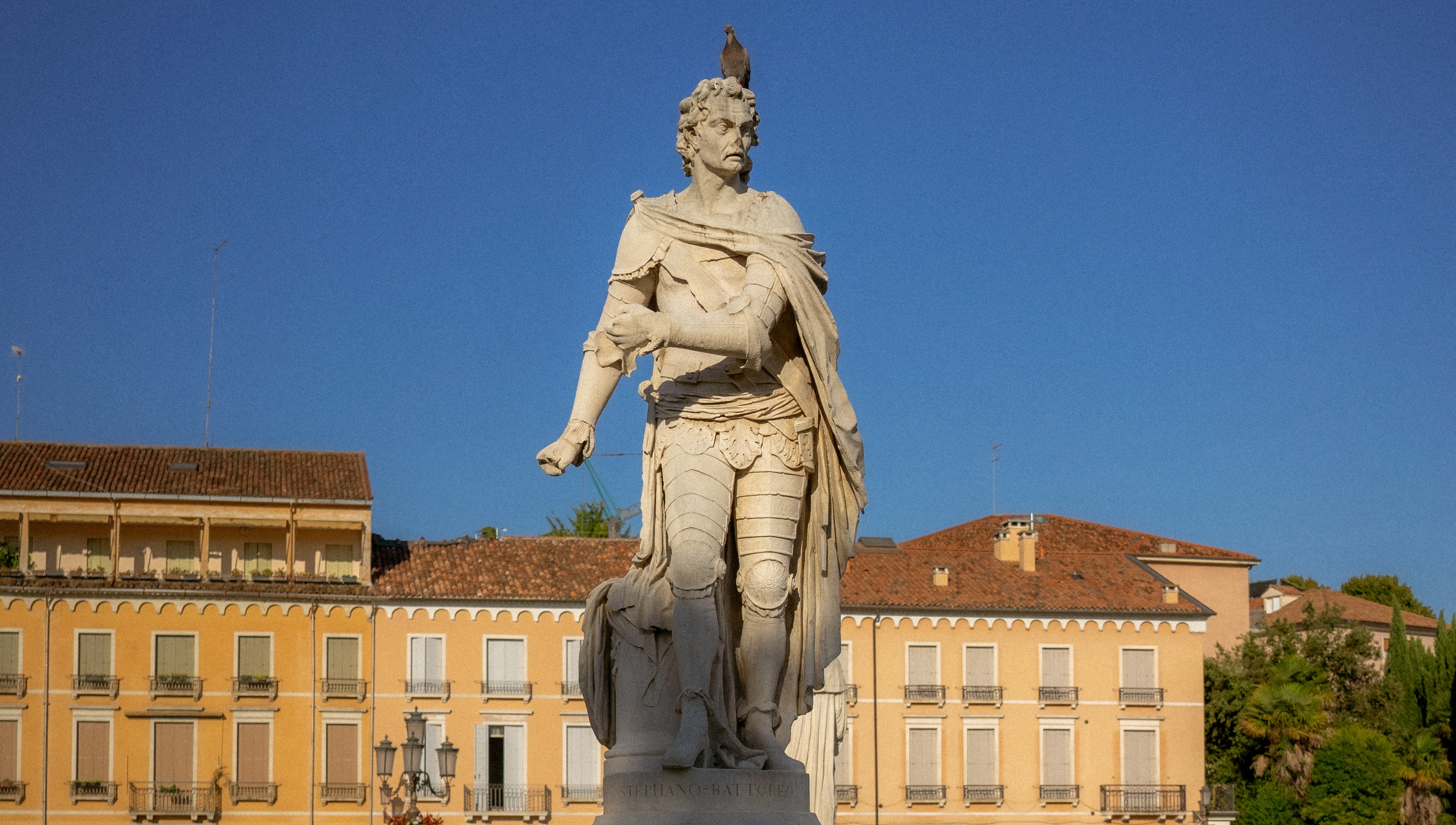 Fotografia przedstawiająca Pomniki Stefana Batorego i Jana III Sobieskiego na Prato della Valle w Padwie