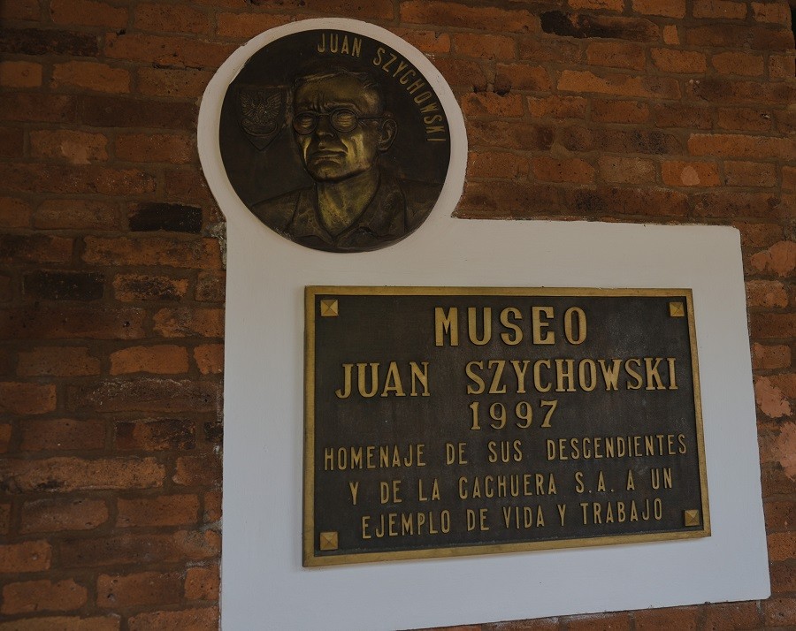 La Cachuera SA, Memorial plaque on the Szychowski museum building, 1997, Argentina