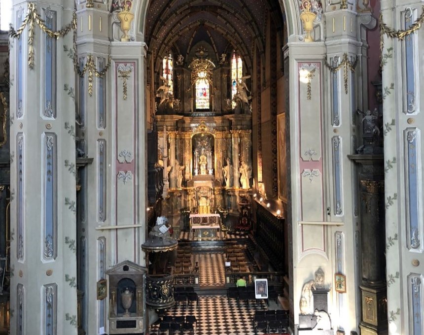 Nef principale de la cathédrale latine de Lviv