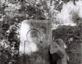 Nagrobek Tomasza Makowskiego, cmentarz w Mielnicy Podolskiej