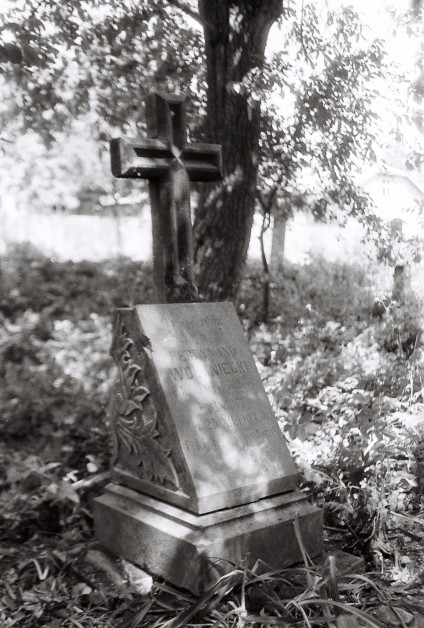 Nagrobek Ferdynarda Wolanieckiego, cmentarz w Mielnicy Podolskiej, 2004