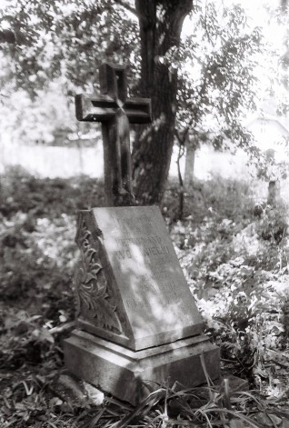 Nagrobek Ferdynarda Wolanieckiego, cmentarz w Mielnicy Podolskiej, 2004