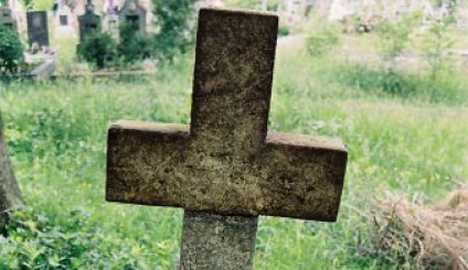 Nagrobek z prostym krzyżem na podstawie i cokole, rozszerzający się u podstawy. Na skrzyżowaniu ramion wyryty krzyż. Poniżej inskrybowana epitafia.