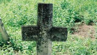 Nagrobek Anieli Bilińskiej z krzyżem na prostym cokole. Krzyż fazowany, poszerzony u dołu. Inskrypcja INRI na skrzyżowaniu ramion, poniżej dodatkowy grawer.