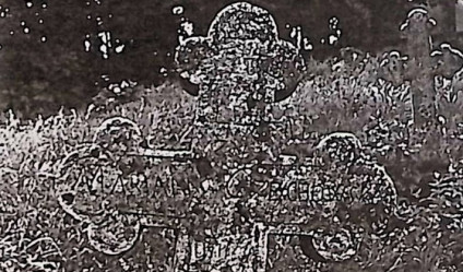 Nagrobek Marianny Czechowskiej z krzyżem na prostym cokole. Krzyż z żłobkiem i ramionami w kształcie trójliścia, z symetrycznymi półwałkami u dołu. Inskrypcja ryta na licu.